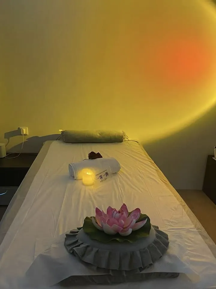 広島市流川・薬研堀エリアのリラクゼーションサロンの施術ベッドと落ち着いた照明の個室空間