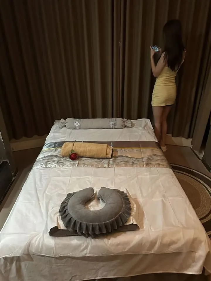 広島市流川・薬研堀にあるリラクゼーションサロンの施術ルーム全体と落ち着いた店内の様子